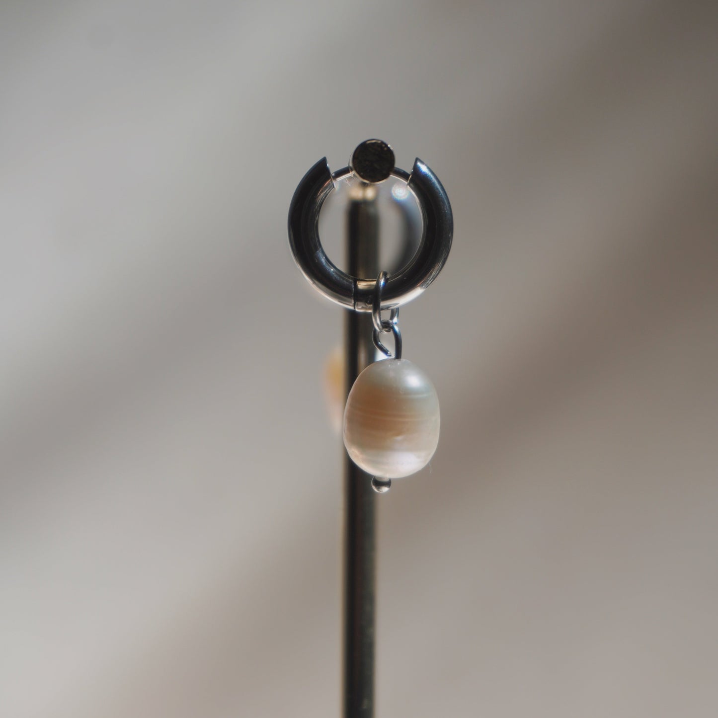 WHITE PEARL SILVER HUGGIES